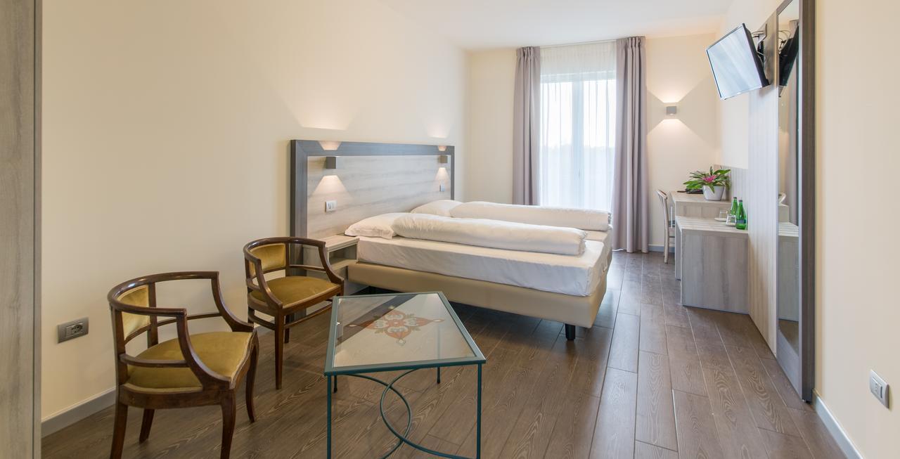Hotel Panineria Colombera Rossa Brescia Buitenkant foto